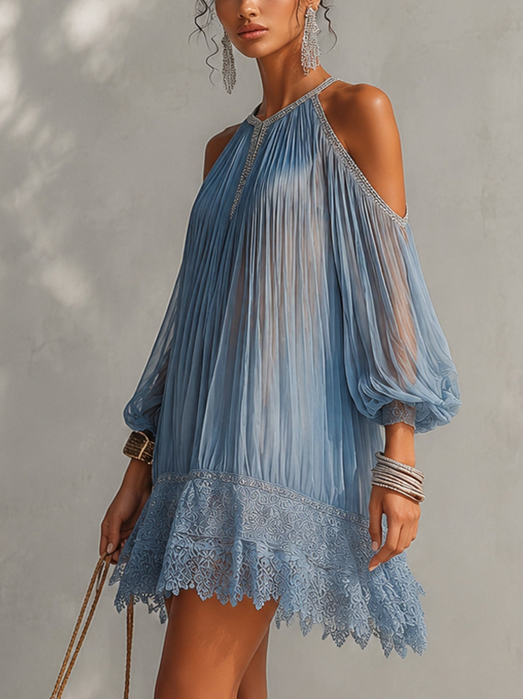 Vestido Mini Arrugado Azul con Hombros Descubiertos y Dobladillo de Encaje