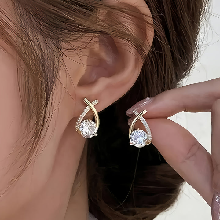 Milena | Pendientes de botón con diseño de cruz, circonitas y acabado dorado
