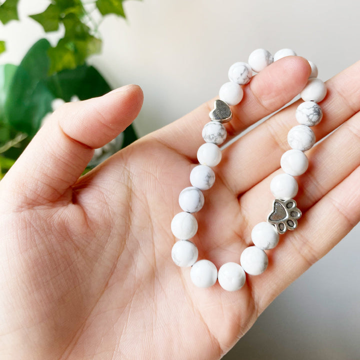 Pulsera de Piedra Natural con Charms de Huella y Corazón – Diseño Artesanal