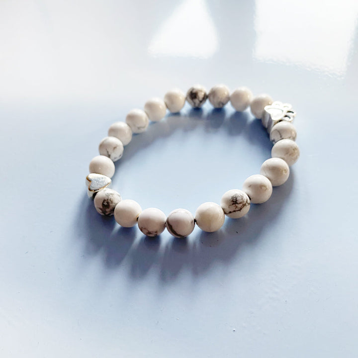 Pulsera de Piedra Natural con Charms de Huella y Corazón – Diseño Artesanal