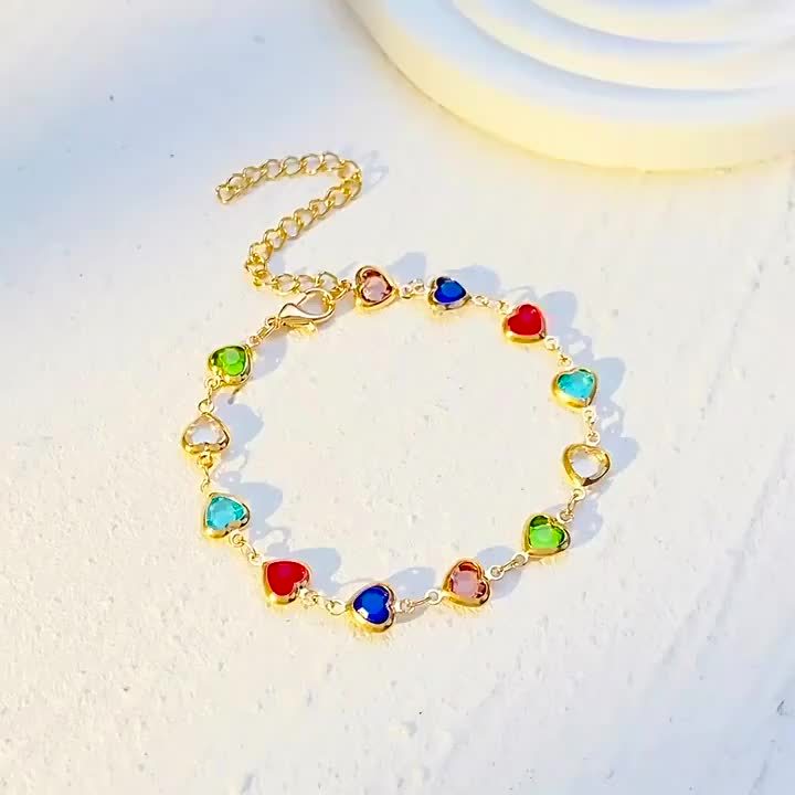 Valeska | Pulsera fina con silueta de corazón y acabado dorado