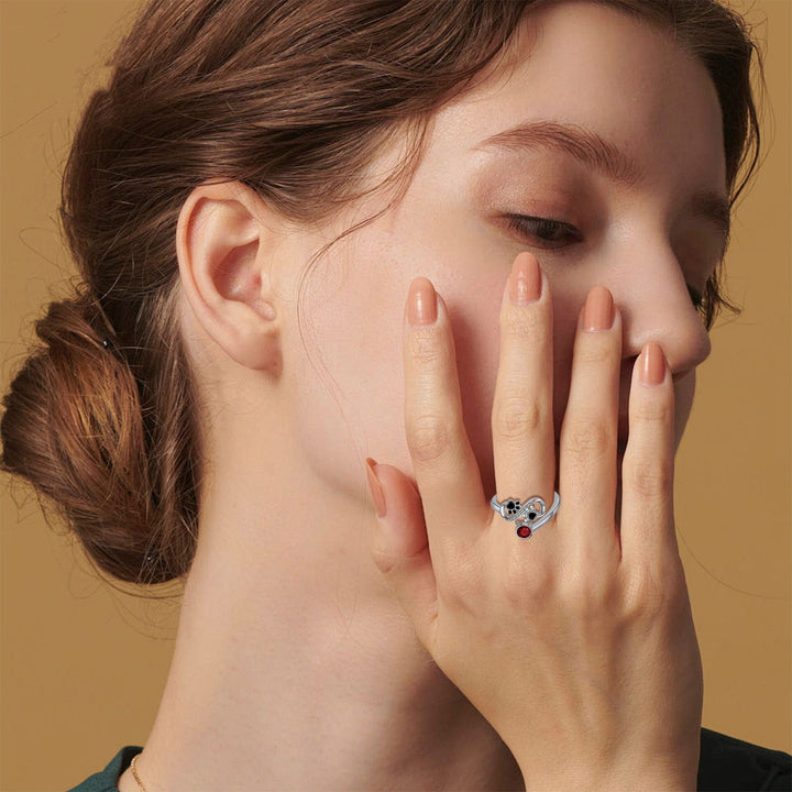 Anillo Ajustable con Huella de Pata Negra y Piedra Roja