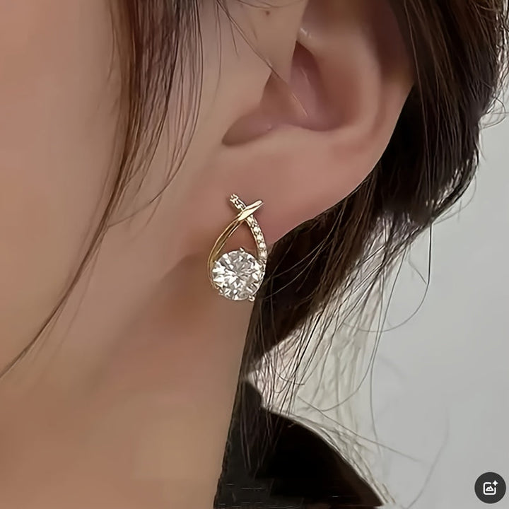 Milena | Pendientes de botón con diseño de cruz, circonitas y acabado dorado