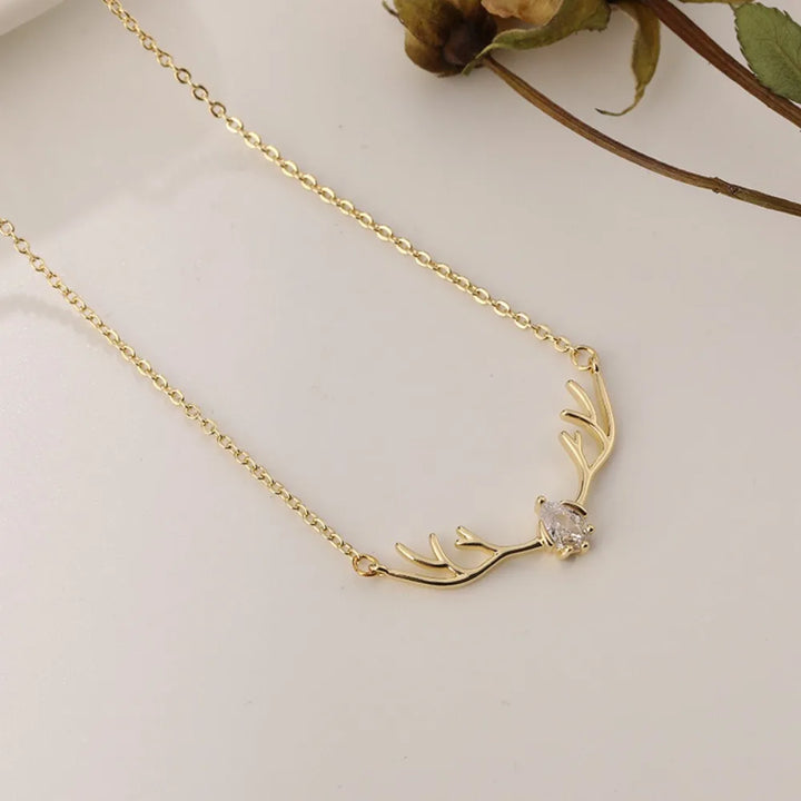 Collar de Cuerno de Ciervo con Encanto de Corazón Delicado