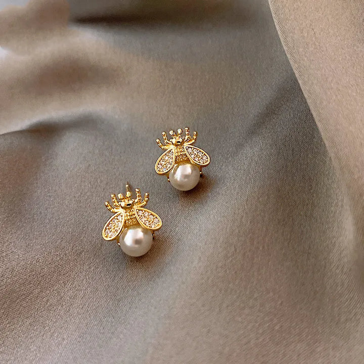 Pendientes de Perla con Diseño de Abeja – Joyería Elegante en Tono Dorado para Mujeres
