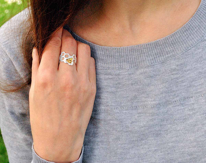 Anillo Ajustable Baño de Oro de 18K en Forma de Panal