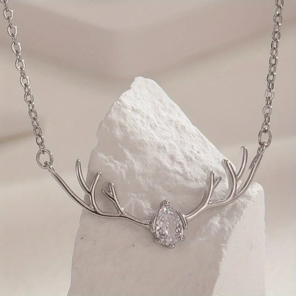Collar de Cuerno de Ciervo con Encanto de Corazón Delicado