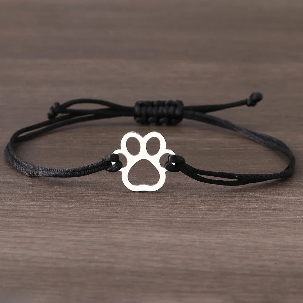 Pulsera de Cuerda con Huella de Patita – Diseño Ajustable en Negro y Rojo