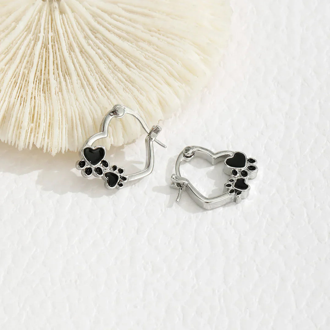 Pendientes Huggie con Huella de Corazón y Esmalte Negro