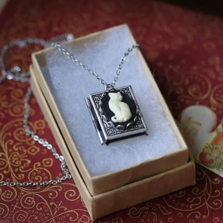 Collar con Colgante de Libro de Gato Vintage – Diseño de Página Rotativa