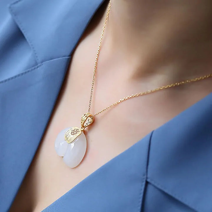 Collar con Colgante de Elefante de Jade Hetian – Cadena Baño de Oro de 18K para Mujeres