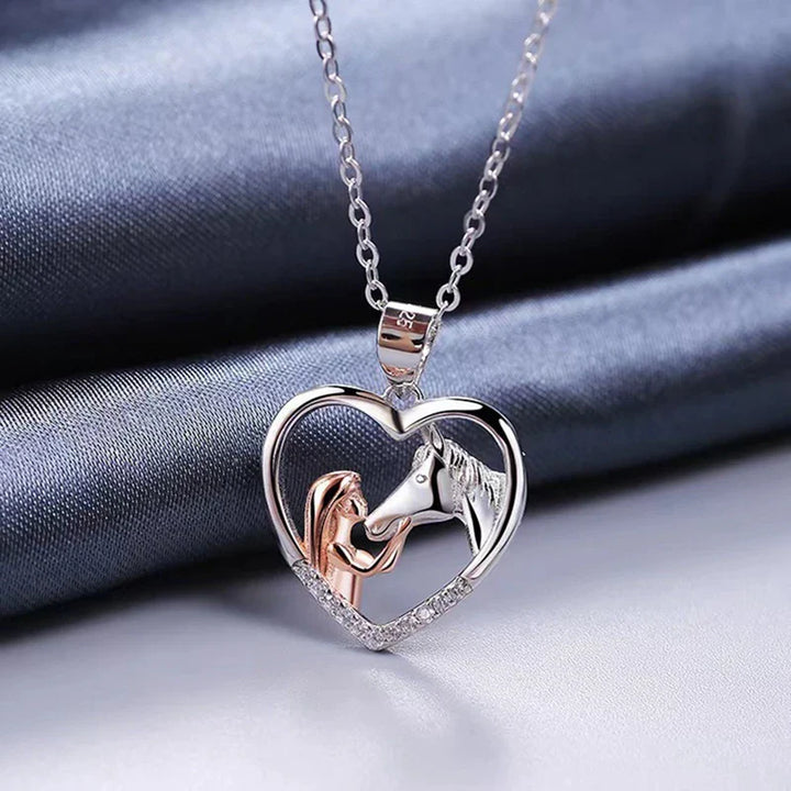 Hermosa Collar de Corazón de Circonita con Niña y Caballo