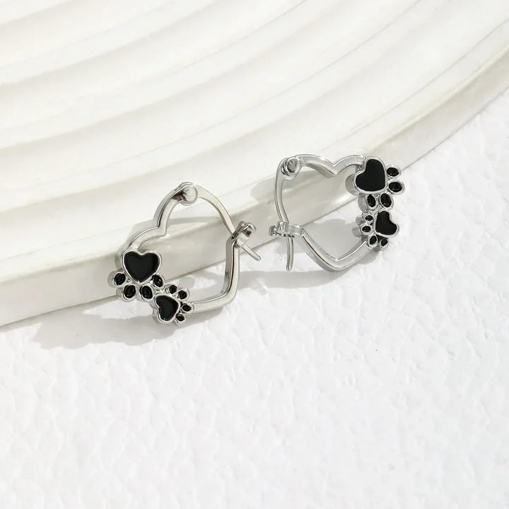 Pendientes Huggie con Huella de Corazón y Esmalte Negro