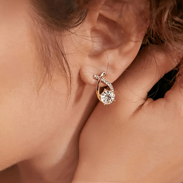 Milena | Pendientes de botón con diseño de cruz, circonitas y acabado dorado