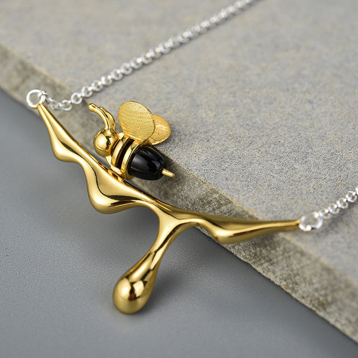 Collar de Miel Goteante y Abeja